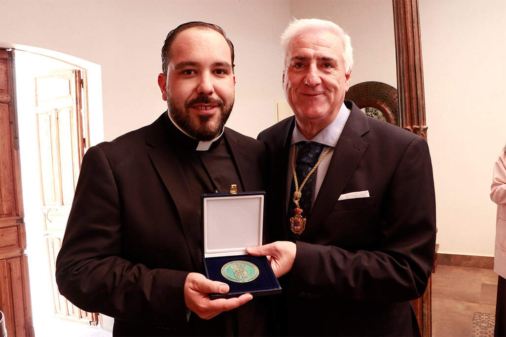 El nuevo diácono ha sido obsequiado por el alcalde de Almodóvar del Campo con la medalla de la ciudad