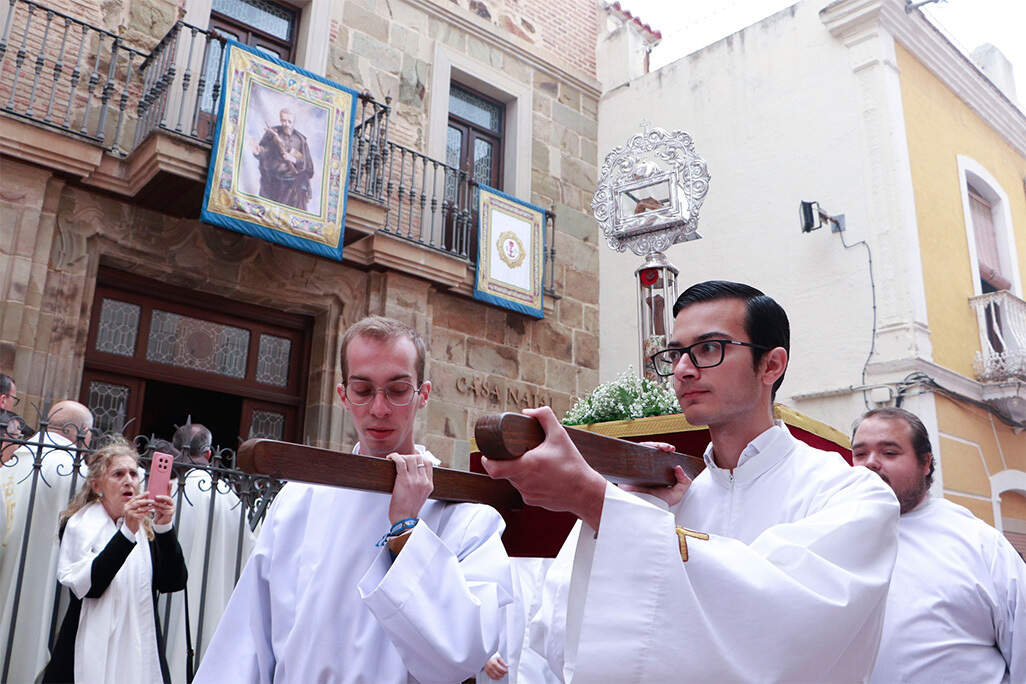 Las reliquias de san Juan de Ávila, portadas desde la Casa Natal por seminaristas