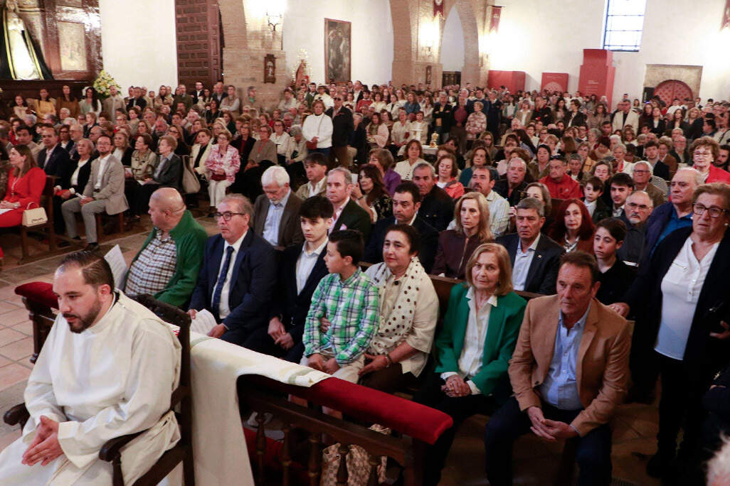 Panorámica de fieles que han llenado la iglesia de Almodóvar del Campo, reabierta hoy tras dos años sin cultos