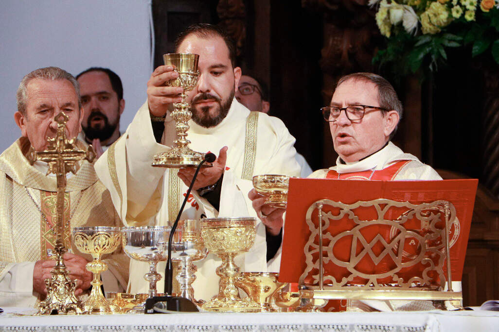 Compartiendo el momento de las presentación del cuerpo y sangre de Cristo desde el altar