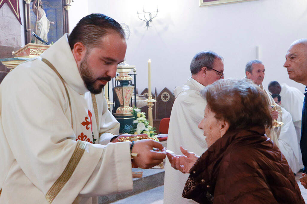 Ofreciendo la comunión a una feligresa