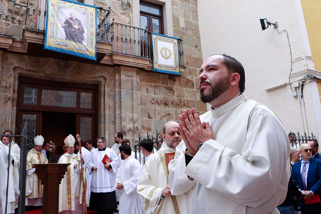 Saúl, en primer término, al inicio de la procesión desde la Casa Natal de San Juan de Ávila