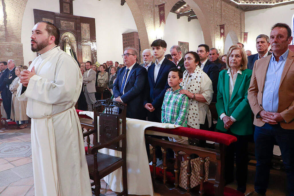 Tras Saúl, familiares y paisanos, en la iglesia almodovareña