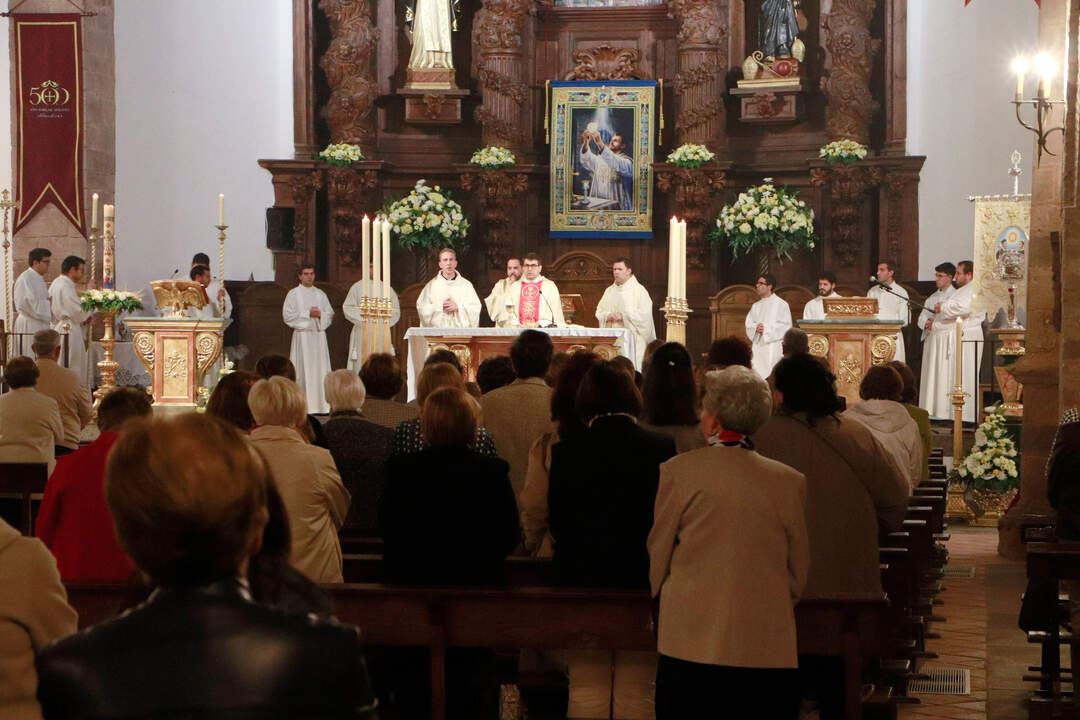 Integrantes del seminario, con Juan Serna al frente, en la eucaristía vespertina