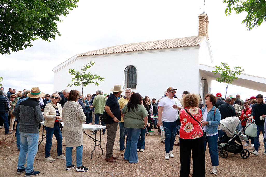 Disfrutando del ágape ofrecido por el colectivo local de agricultores y ganaderos