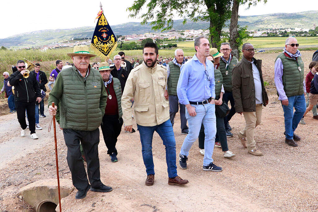 Jacinto Ruiz y Roberto Donoso, junto a los sacerdortes de la Parroquia y resto de asistentes a la procesión