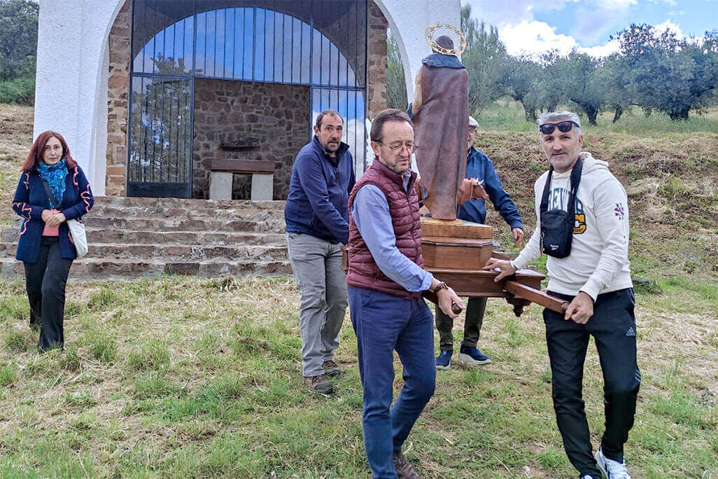 Días antes, la imagen era llevada desde su ermita al centro de la población torteña