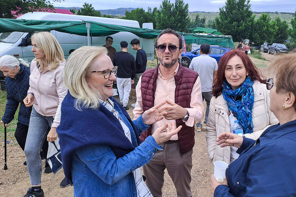 El alcalde, departiendo ayer con varias asistentes a la romería