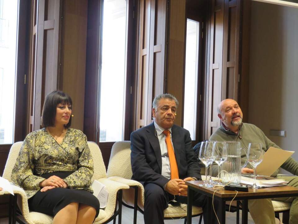 Marwa Marnaoui; Ridha Mami y Basilio Rodríguez Cañada