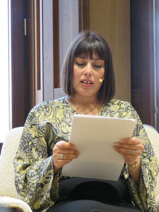Marwa Marnaoui, Catedrática de la Facultad de Letras y Ciencias Humanas de Kairouan (Túnez), que fue leyendo varios retazos de la conferencia, junto a Ridha Mami