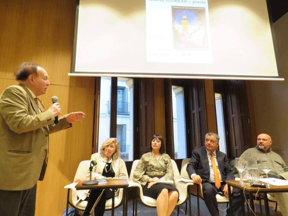 De pie, Juan Manuel Riesgo ; Maria Antonia García de León; Marwa Marnaoui; Ridha Mami y Basilio Rodríguez Cañada
