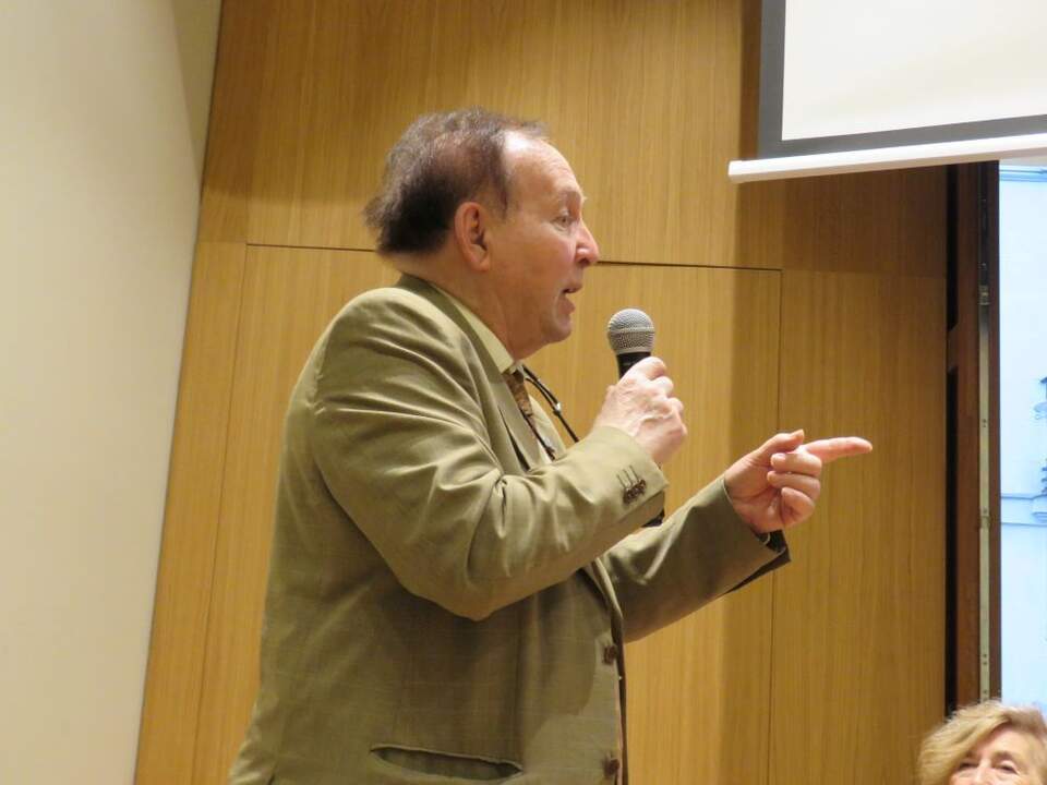 Juan Manuel Riesgo, profesor de Historia Contemporánea y de Relaciones Internacionales en el Instituto de Humanidades de la Universidad Rey Juan Carlos de Madrid, en el uso de la palabra