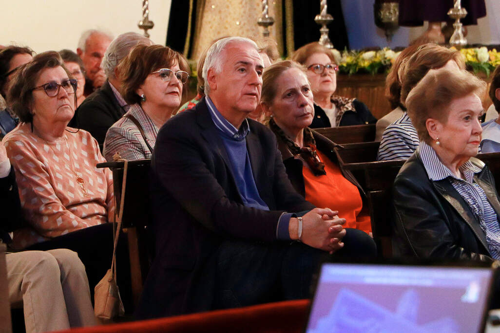 El alcalde, José Lozano, entre los numerosísimos asistentes a la presentación de resultados