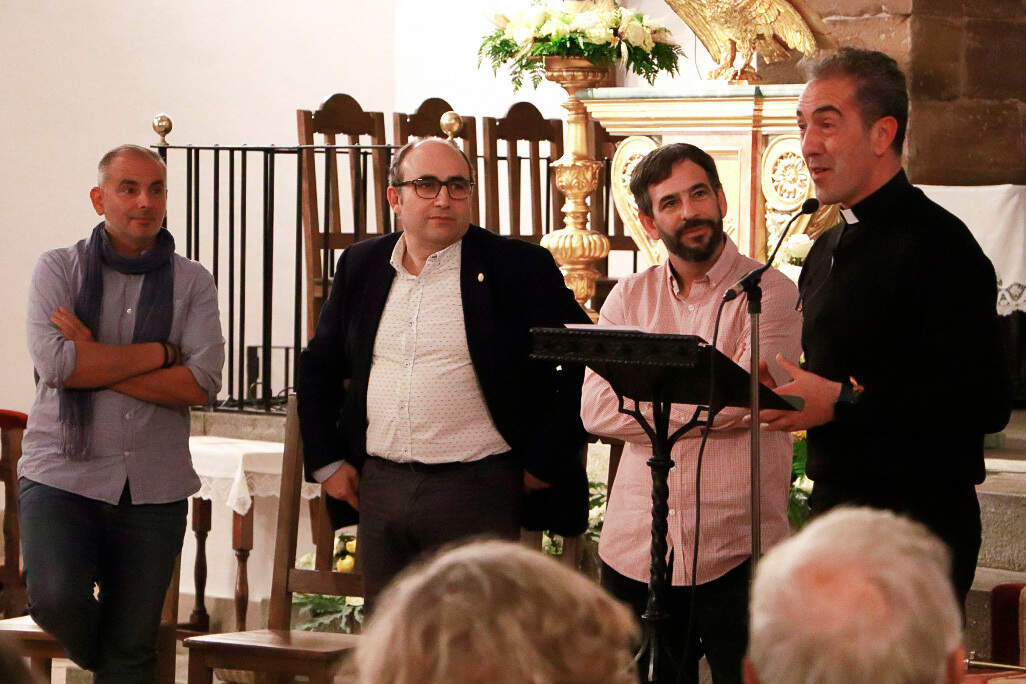 Juan Ángel Ruiz, Jesús Molero y David Gallego, atendiendo las palabras del párroco Juan Carlos Torres