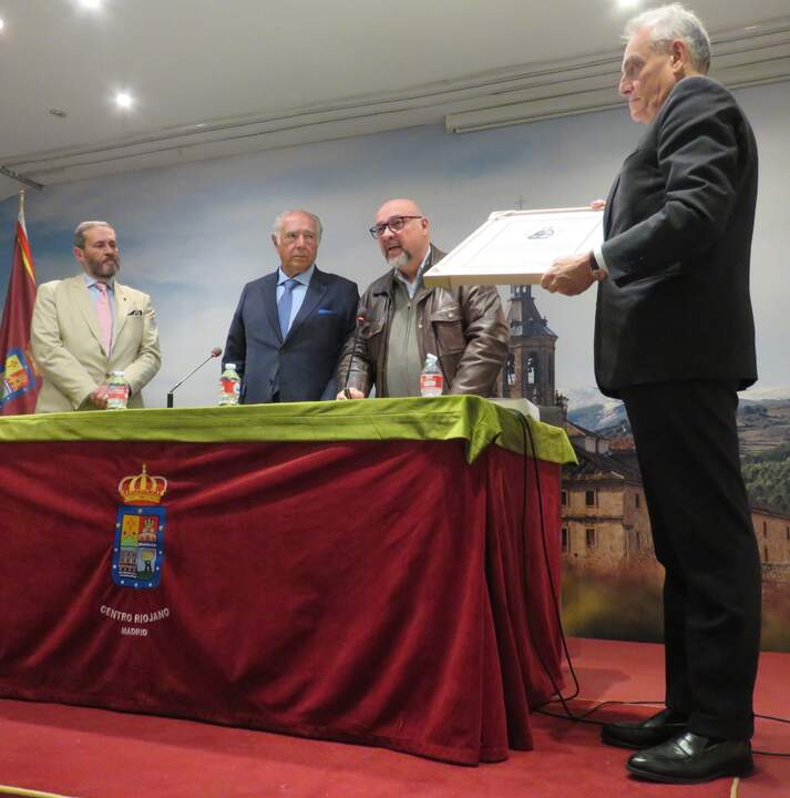 Alfonso de Ceballos-Escalera y Gila ; Carlo Emanuele Ruspoli; Basilio Rodríguez Cañada, que leyó el acta de entrega del premio, y el Embajador de Italia en España, Giuseppe Buccino