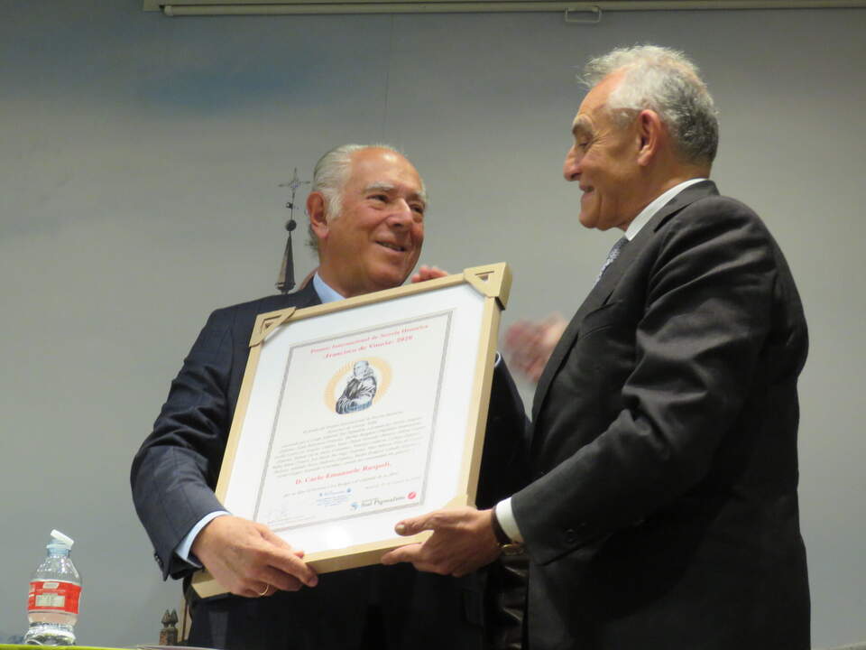 Entrega del Premio Internacional de Novela Histórica “Francisco de Vitoria” 2026 a Carlo Emanuele Ruspoli, por el Embajador de Italia en España, Giuseppe Buccino