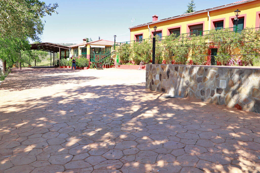 La superficie pavimentada con hormigón impreso alcanza ya hasta la zona del escenario
