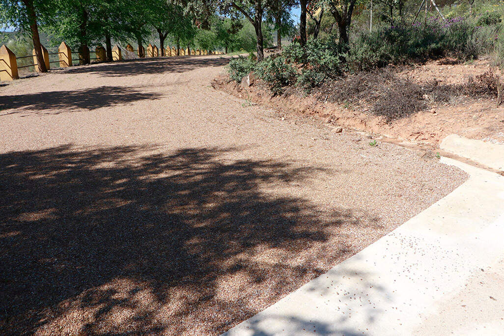Zona mejorada para el acceso rodado al complejo