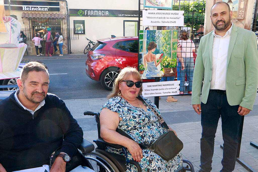 Junto a una de las autoras autodidactas que participa en la exposición pictórica de la Universidad Popular