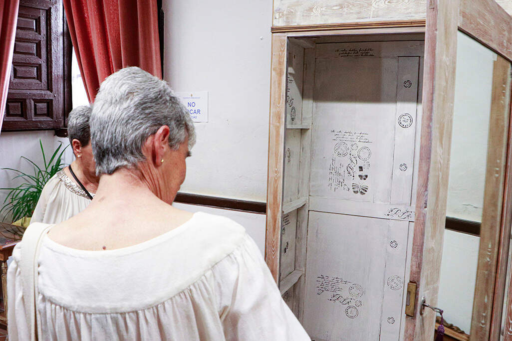 Observando el acabado interior de un armario
