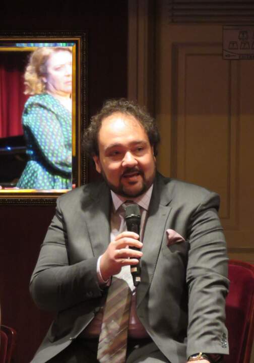 José Miguel Pérez-Sierra, director musical del Teatro de la Zarzuela. En el espejo reflejo de la imagen de Isamay Benavente