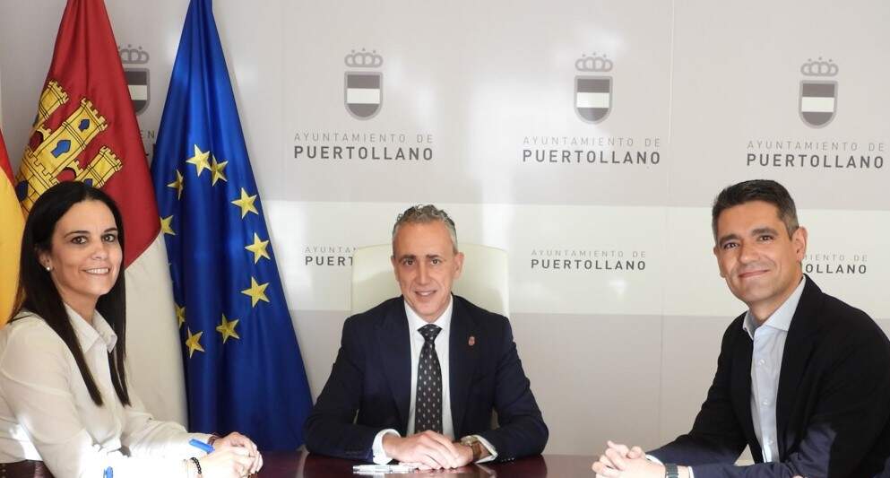 El Alcalde y la concejal de promoción empresarial recibieron recientemente en el Ayuntamiento a Millán Berzosa, quien estará al frente de Sbayt, como consejero estratégico corporativo de la empresa de inteligencia artificial impulsada por las compañías Hydnum Steel y Russula