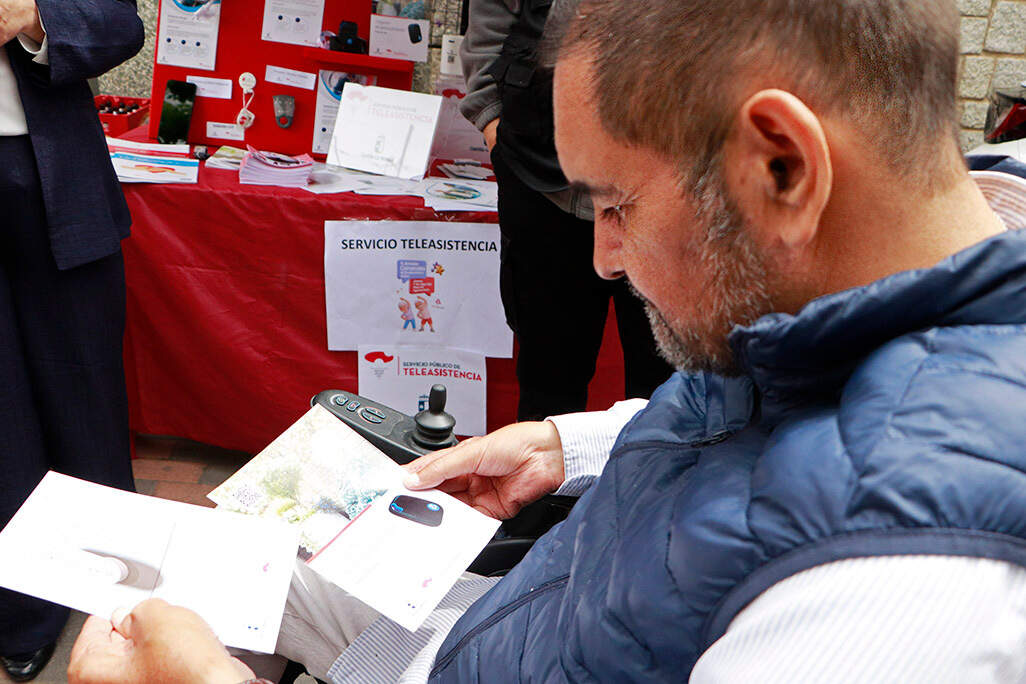 El concejal Sergio Gijón lee información sobre dos soluciones vanguardista de Teleasistencia