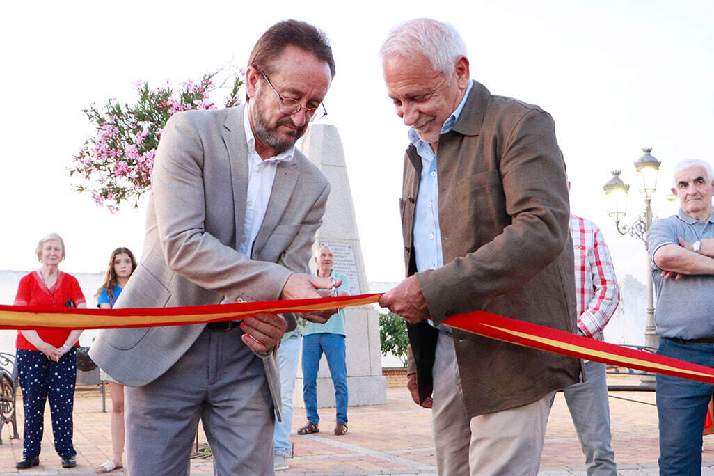 Alcalde y pregonero comparten el corte de cinta inaugural de fiestas