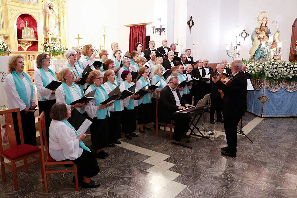 La Coral de Mayores de Puertollano, cerró el acto en la iglesia de la Divina Pastora