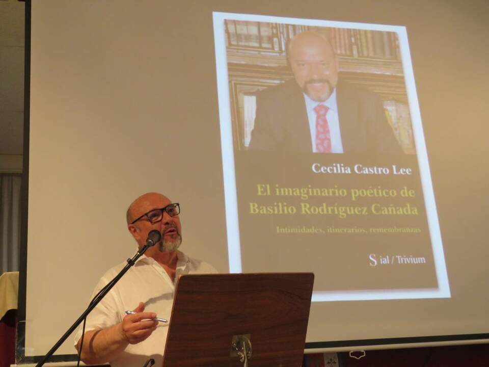 Basilio Rodríguez Cañada fue desgranando su brillante trayectoria literaria, dando paso sucesivamente a los demás intervinientes, que leyeron varios fragmentos de sus numerosas obras