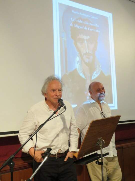 Francisco Gutiérrez Carbajo, catedrático de la UNED, escritor, académico. Director de la colección teatral Candilejas de Pigmalión y el escritor, pintor y poeta junto a Basilio Rodríguez Cañada