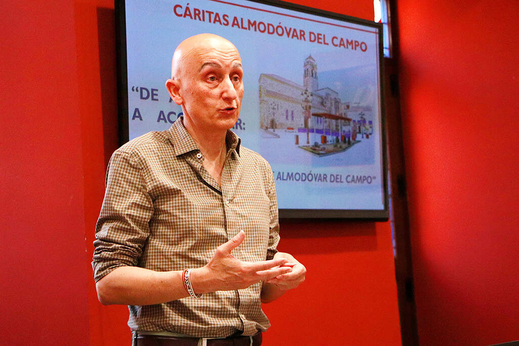 Francisco Alhambra, en plena exposición