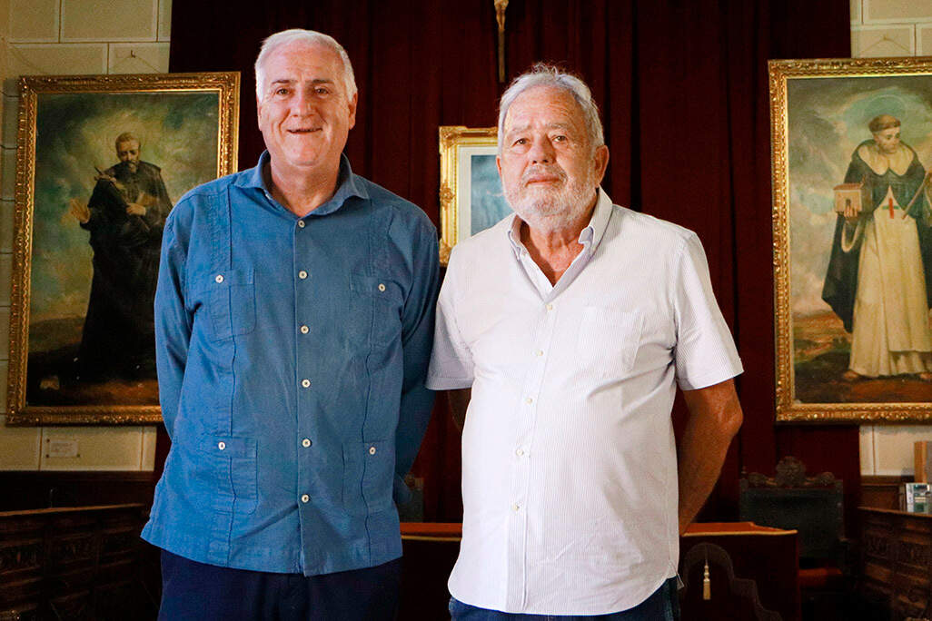 Los alcaldes, en el Salón de Plenos del edificio consistorial almodovareño