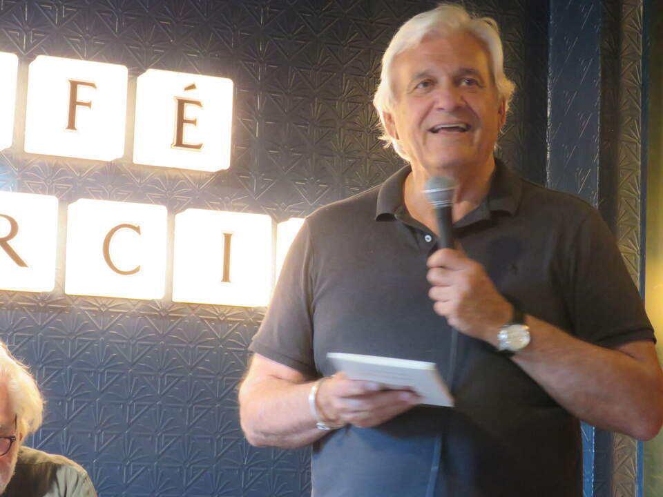 Rafael Soler, poeta y uno de los actuales propietarios del emblemático Café Comercial