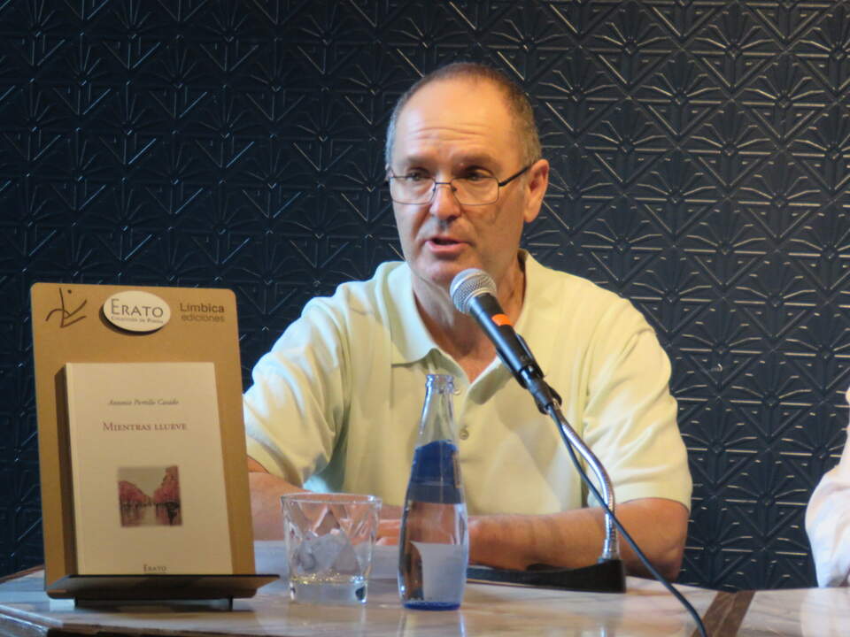 El editor del libro, Rafael Castillo