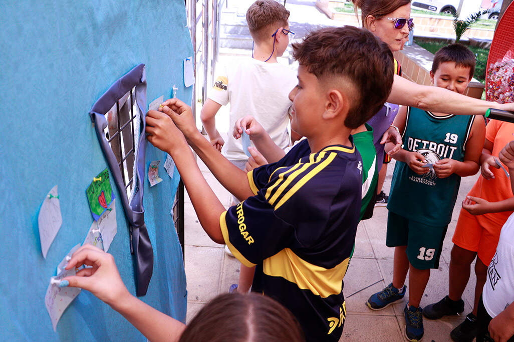 Alumnos rabaneros colocan mensajes en el gran lazo azul concebido para crear conciencia en Argamasilla de Calatrava