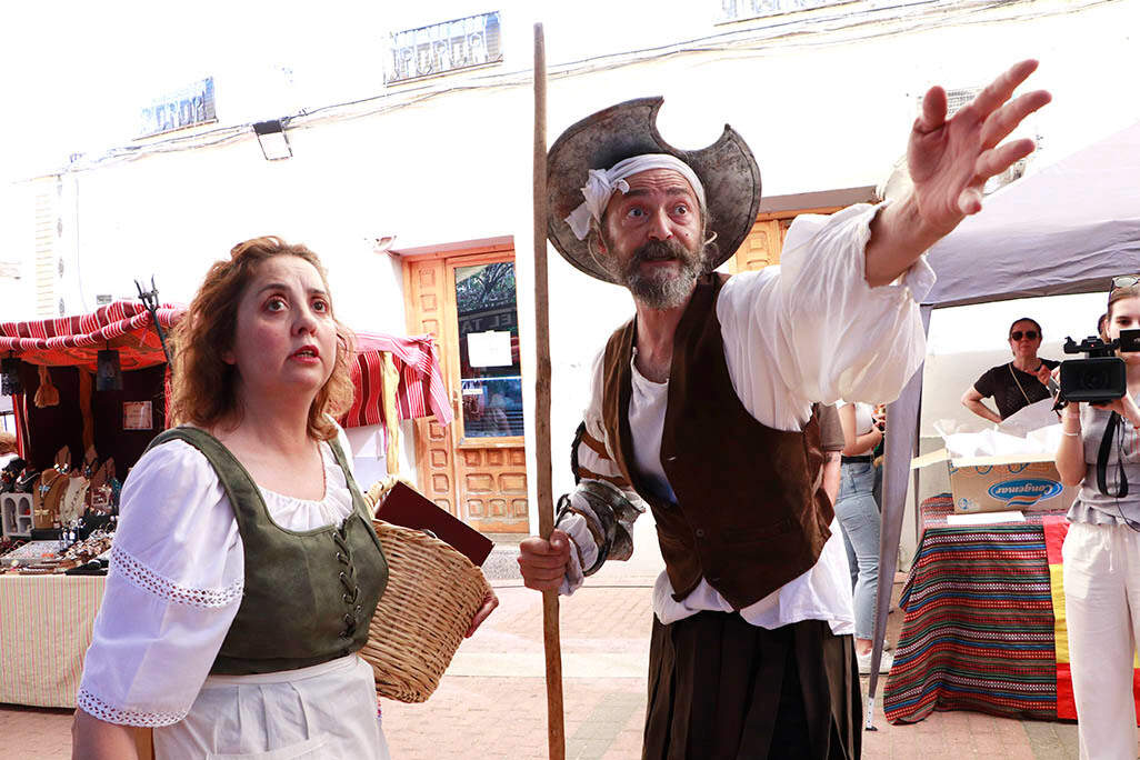 Don Quijote y Aldonza Lorenzo, visitando la feria rabanera