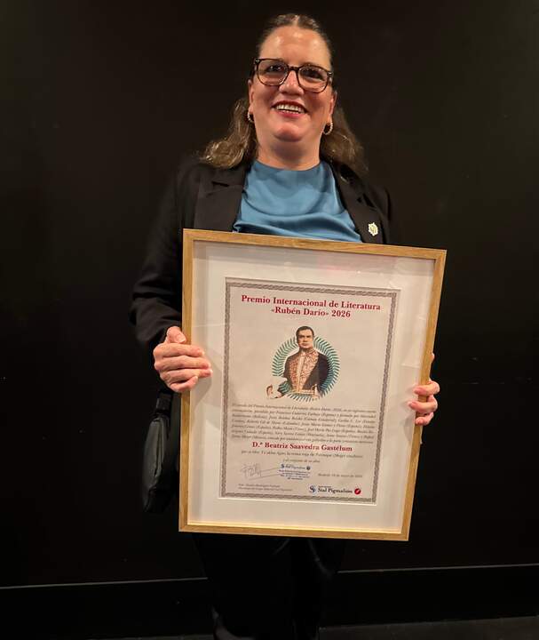 Beatriz Saavedra Gastélum, con el Premio Internacional de Literatura “Rubén Darío”
