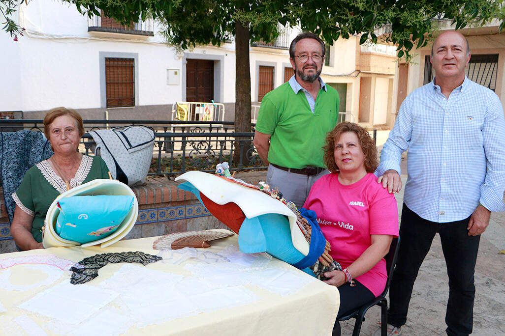 El concejal Paco Gómez, primero a la derecha, junto al alcalde y la monitora del taller de encaje