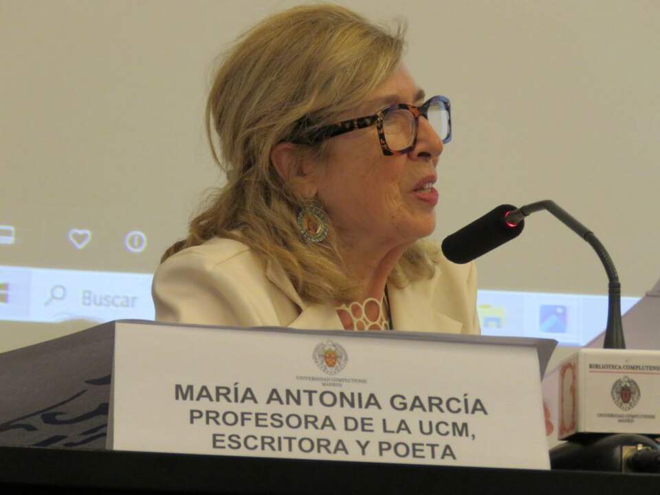 Maria Antonia García de León, profesora de la Universidad Complutense de Madrid, escritora y poesía, que fue la presentadora y moderadora de las cuatro mesas redondas que se celebraron