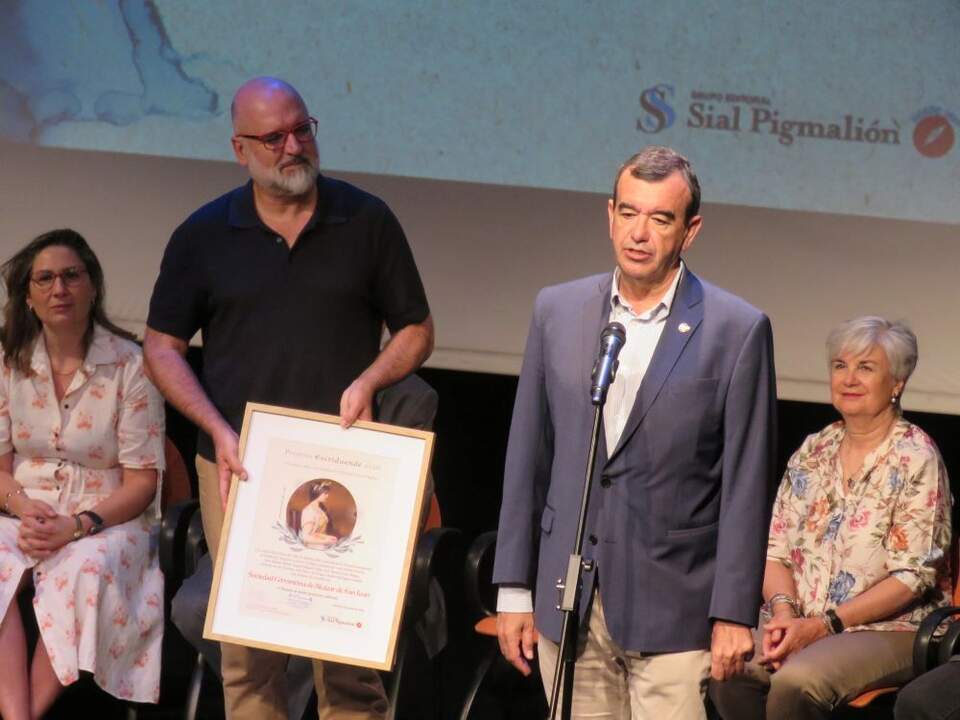A la izquierda, José Manuel Lucía Megías hizo entrega del premio Mejor proyecto cultural, a Juan Bautista Mata, presidente de la Sociedad Cervantina de Alcázar de San Juan