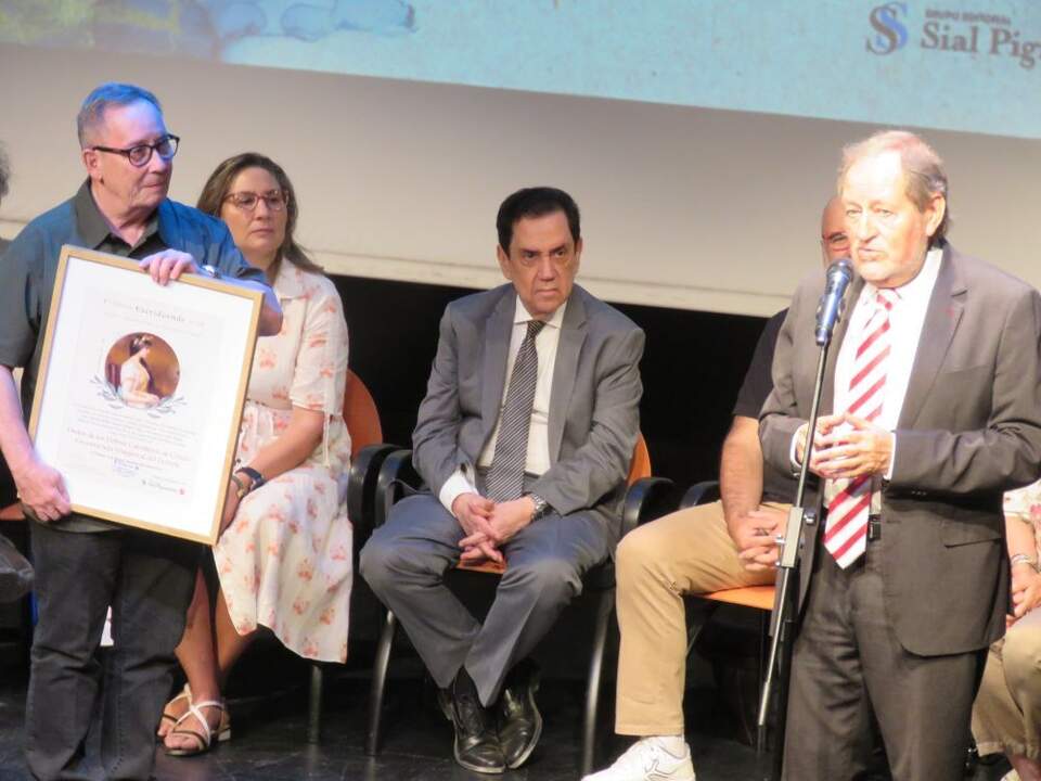 A la izquierda, Jesús Benitez hizo entrega del premio Mejor institución histórica a la Orden de los Pobres Caballeros de Cristo / Encomienda Magistral del Temple, a José Ramón Álvarez, maestre templario