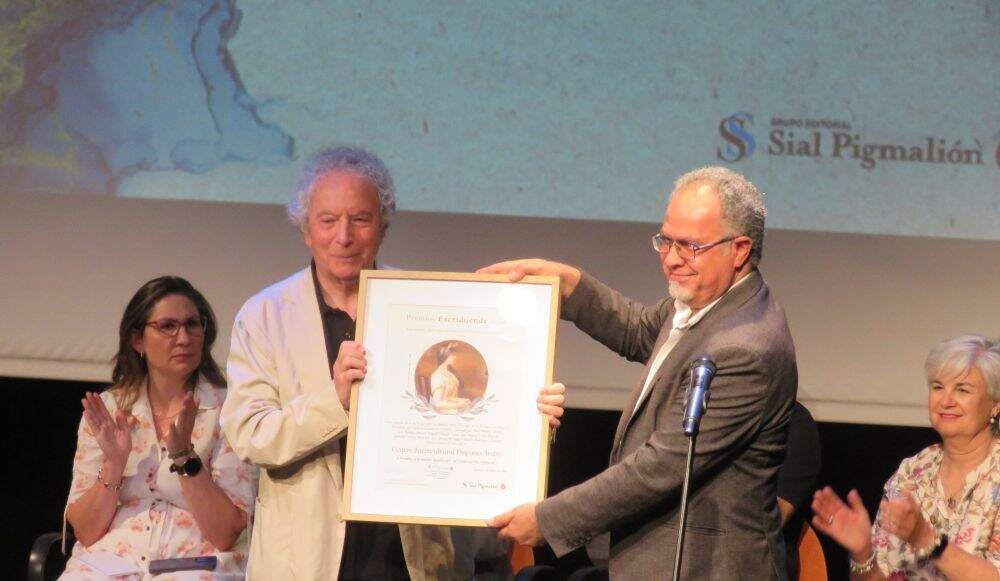 Premio Mejor iniciativa de cooperación cultural, al Centro Intercultural Hispano Árabe, entregado por Francisco Gutiérrez Carbajo, a la izquierda, a Abdul Hadi Sadoum, en representación de Abdo Tounsi, presidente de CIHAR, que no pudo asistir