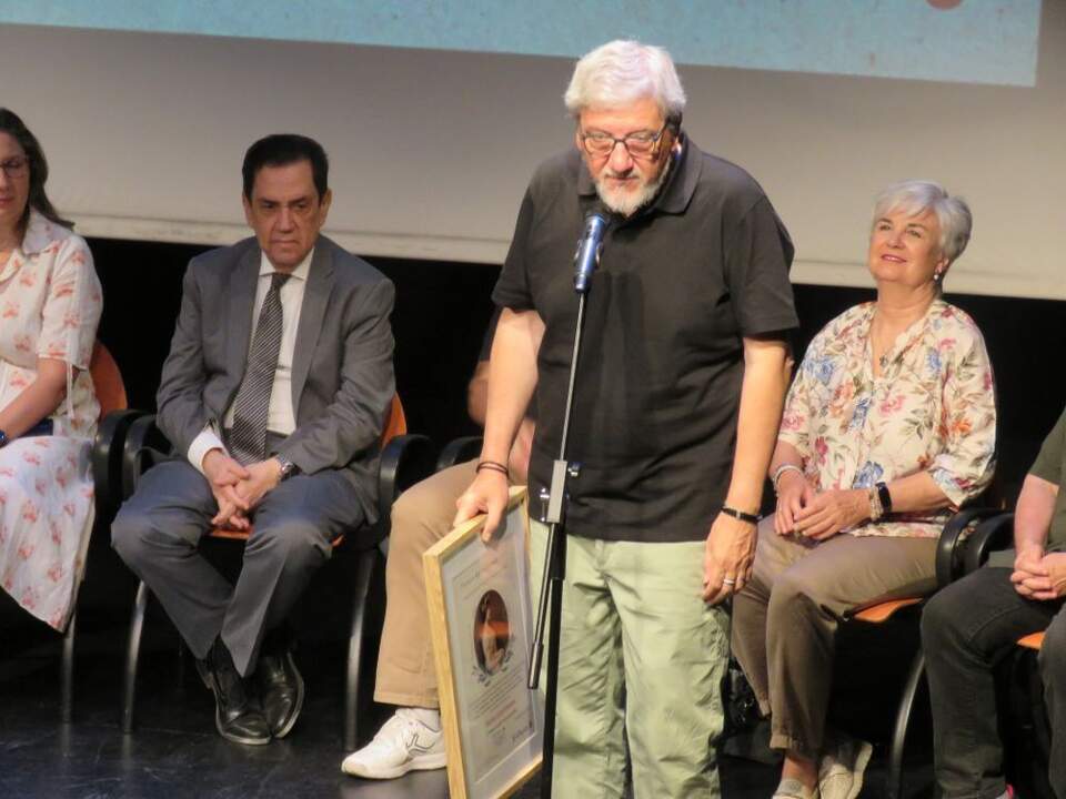 Marcelo Ghio, director editorial Revista Experimenta, que recibió el Premio Revista de diseño, que le fue entregado por Adelaida Porras-Medrano