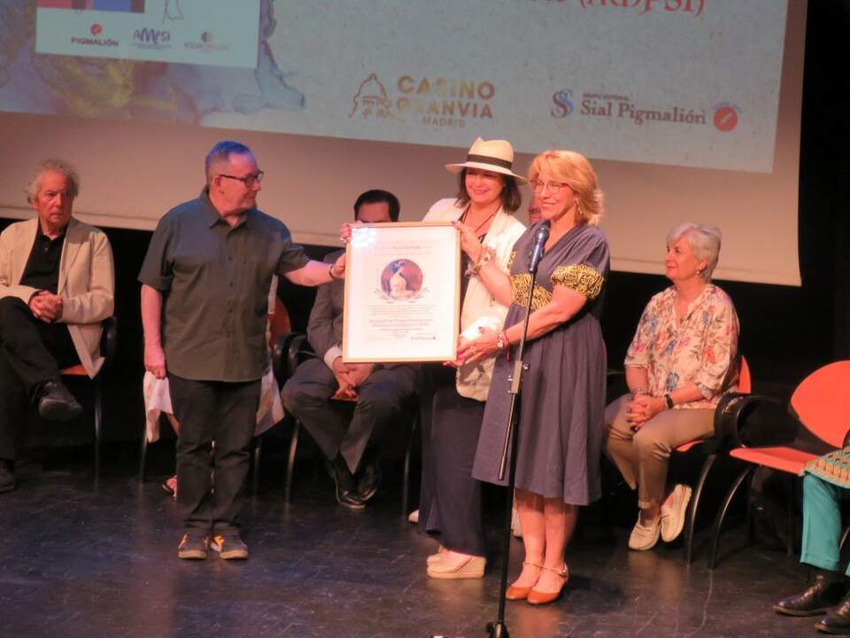 Jesús Benitez, hace la entrega a Julia García y Diamantina Centeno, del Premio a la Mejor asociación profesional, miembros de la Asociación de Mujeres Profesionales del Sector Inmobiliario (AMPSI)
