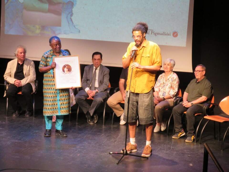 A la izquierda, Justo Bolekia Boleká, hizo entrega del premio a la trayectoria profesional y literaria (in memoriam) Francisco Zamora Loboch que recogió su hijo, Miguel Zamora