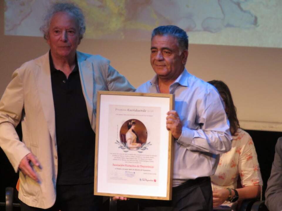 A la derecha, Ridha Mami, presidente de la ATH, recibe el Premio Mejor labor de difusión del hispanismo a la Asociación Tunecina de Hispanistas, de manos del profesor Francisco Gutiérrez Carbajo