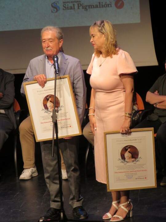 Nery Santos Gómez y José Luis Marín Aranda recibieron el Premio Mejor novela por Las cenizas de Bárbara Capocci, que recibieron de manos de Adelaida Porras-Medrano y Francisco Gutiérrez Carbajo