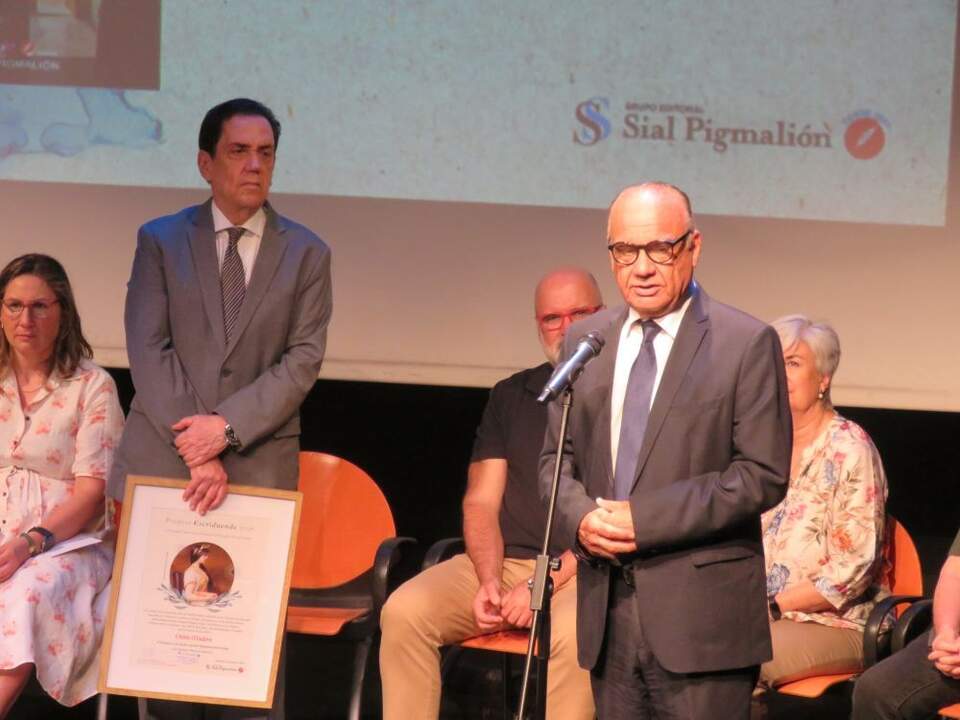 El Embajador de República Dominicana en España, Tony Raful , a la izquierda, entregó a Osiris Madera, el Premio Mejor novela hispanoamericana, por su obra Glenna y Mayra se conocen