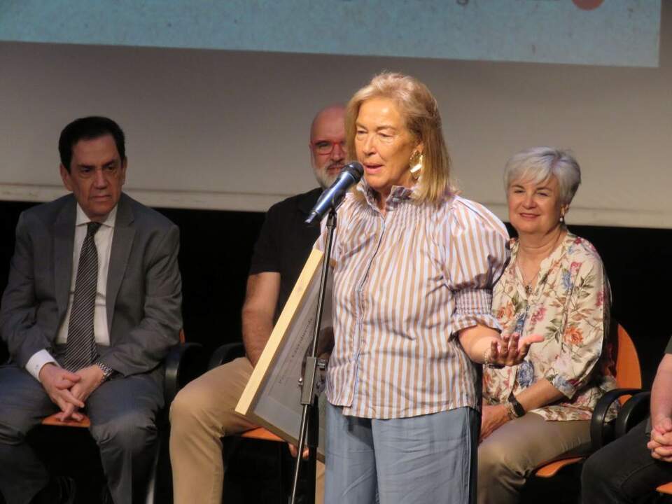 M.ª Ángeles Cantalapiedra, Premio al conjunto de su obra narrativa, que le había entregado Raquel Delgado López